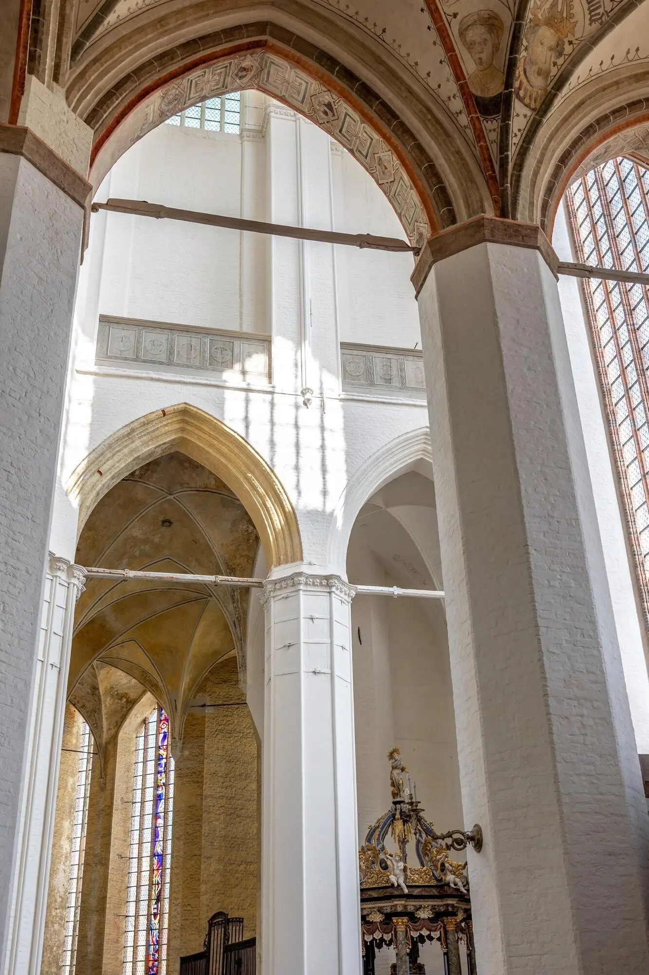 Antike Fassade mit heraldischem Dekor im goldenen Barockstil