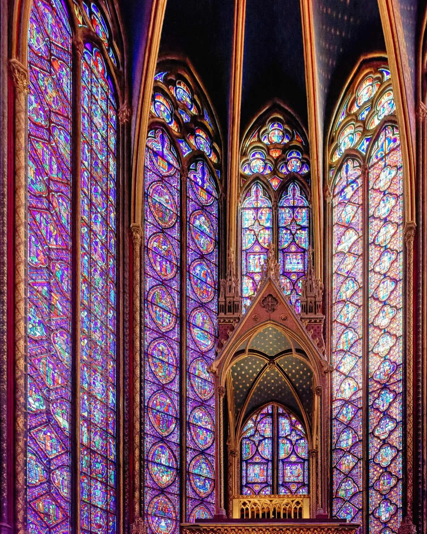 Die königliche Kapelle Sainte-Chapelle im gotischen Stil mit juwelenverzierten Fenstern in Paris, Frankreich.